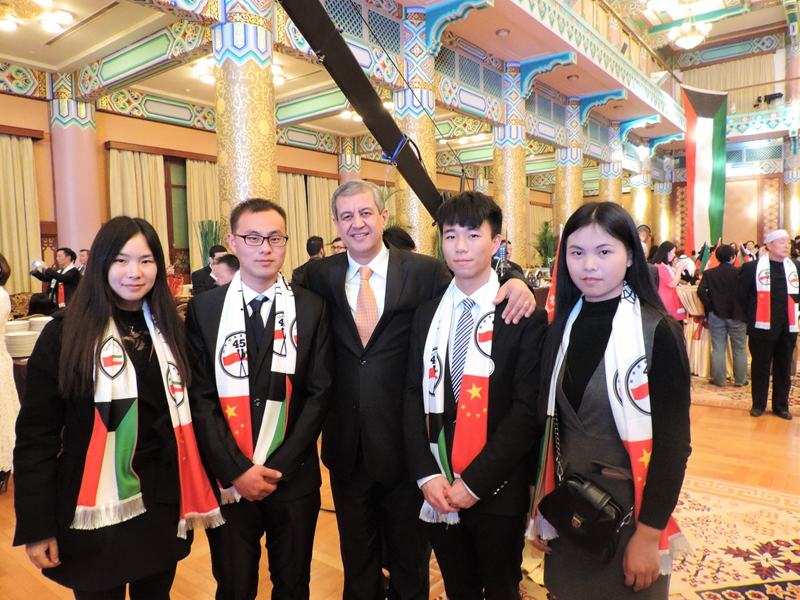 阿语系师生和阿尔及利亚驻华大使哈桑纳•拉贝希合影_副本.jpg